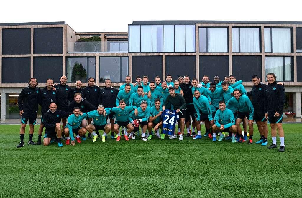 Eriksen sorridente ad Appiano insieme a tutto il "team"