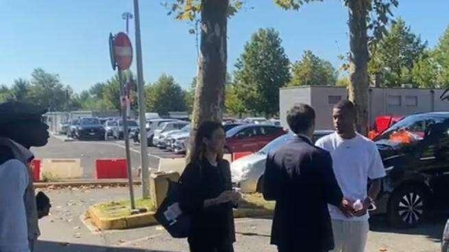 VIDEO - Andy Diouf è sbarcato all'aeroporto di Linate. Ora le visite mediche e l'idoneità al CONI