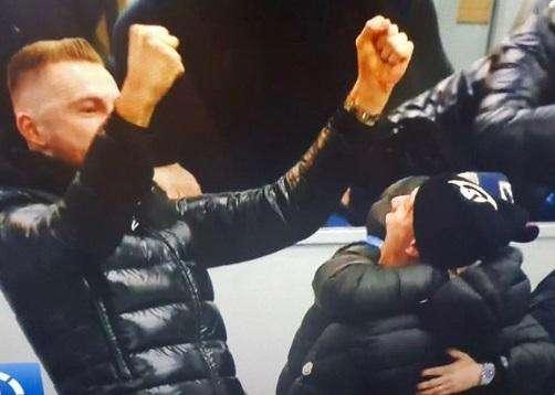 FOTO - Handanovic para il rigore: Skriniar e Barella impazziscono in tribuna