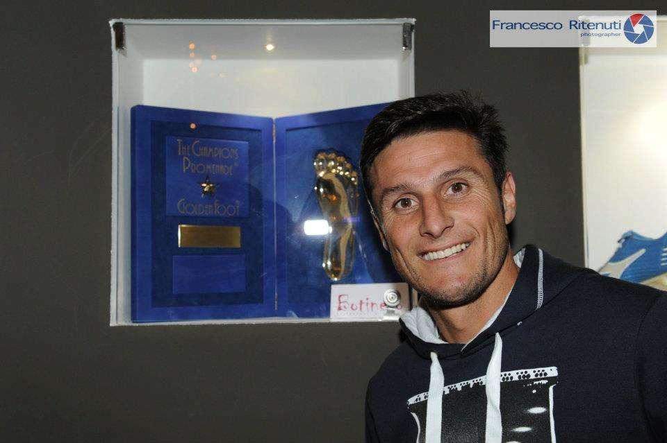 Il capitano in posa al Botinero con il Golden Foot
