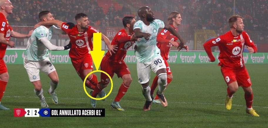 Monza-Inter, la moviola - Sacchi, serata nerissima: clamoroso l'abbaglio che cancella il 3-1 nerazzurro