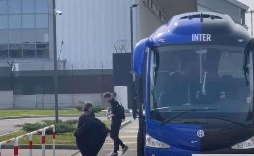 VIDEO - Inter, inizia l'operazione Benfica: l'arrivo del gruppo nerazzurro alla Malpensa