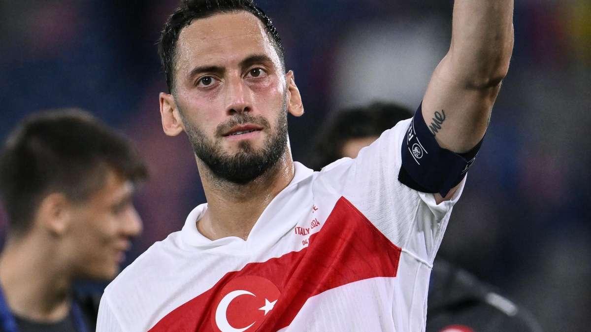 TS - Infortunio Calhanoglu, oggi gli esami: l'Inter aspetta, il turco ha una speranza 