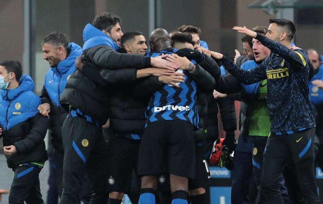 Conte esalta la vittoria sull'Atalanta con una parola piena di significato: "Noi". Poi gli applausi al gruppo