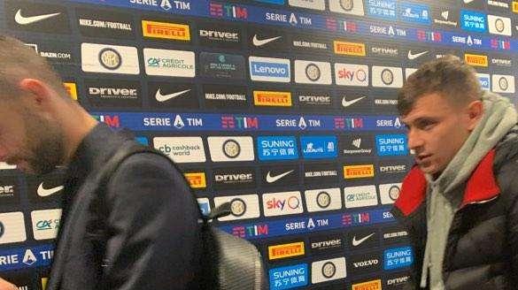 FOTO - Barella non abbandona l'Inter: il centrocampista lascia San Siro in stampelle con il resto dei compagni 