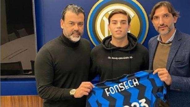 Fonseca "annuncia" il rinnovo: foto con Baccin e il papà agente