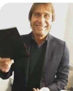 Dopo la busta di Cattelan arriva la 'controbusta' di Conte: il tecnico prova ad indovinare il vincitore di X-Factor