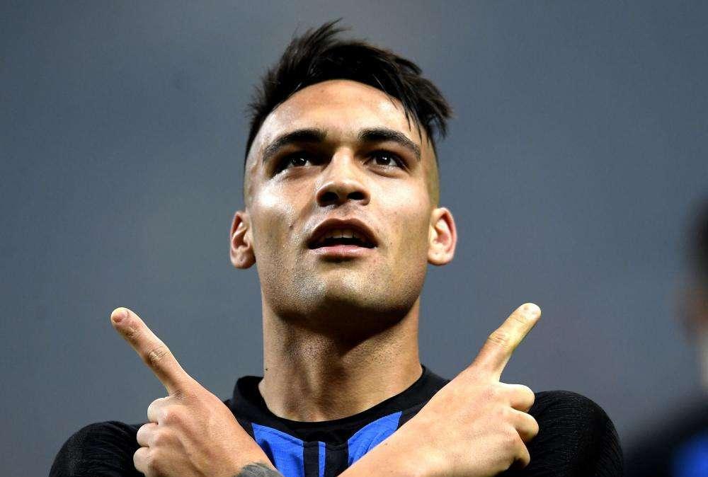 Lautaro Martinez posa con la nuova maglia away: "Forza Inter"