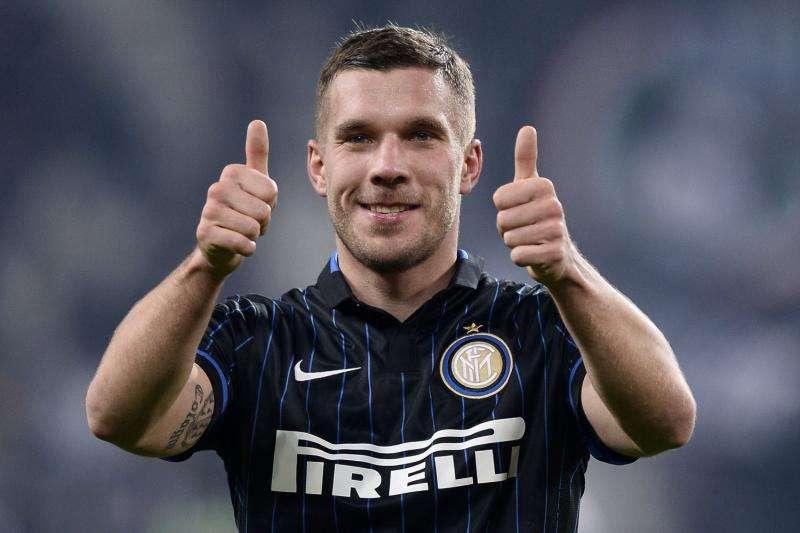VIDEO - Podolski cambia campo e si dà... al basket!