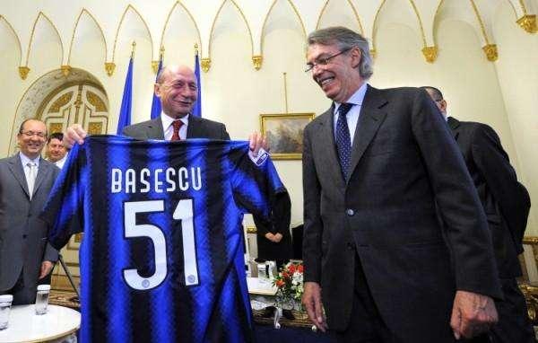 Moratti consegna la maglia al presidente romeno Basescu