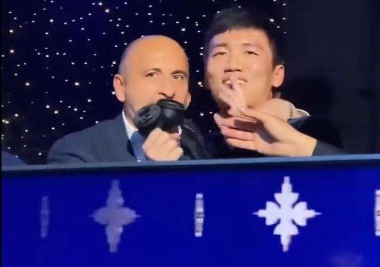 VIDEO - Zhang show: "Lasciate all'ingresso 5 euro per il mercato di Ausilio". Poi canta sulle note di 'Noi siamo l'Inter'