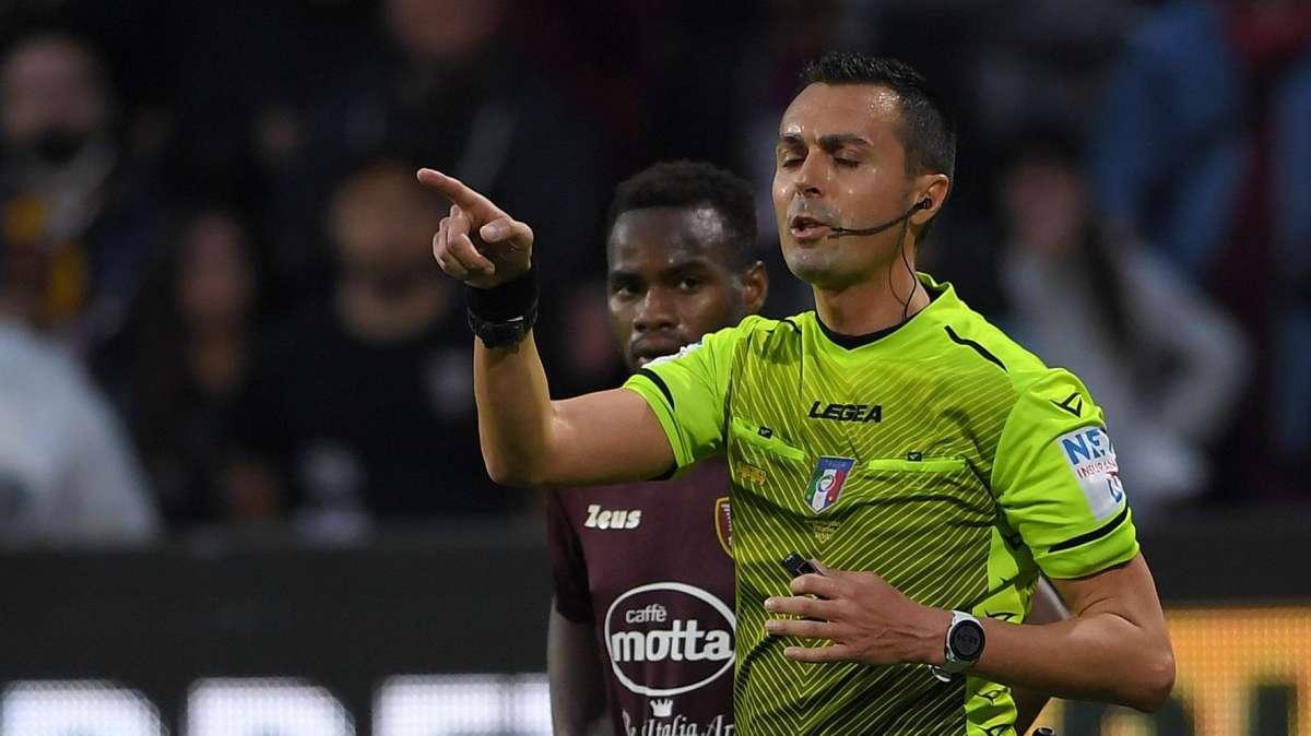Arbitri, tutte le novità per la stagione 2022-2023: dai cambi al rosso per il fallo di mano a negare una rete
