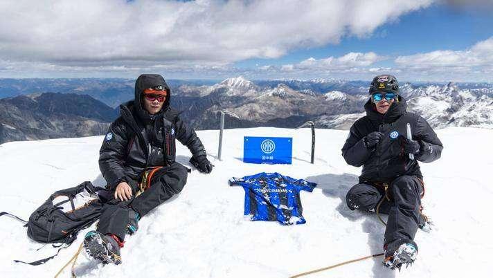 In Cina c'è il 'Picco Inter': la montagna scalata per la prima volta da due tifosi nerazzurri