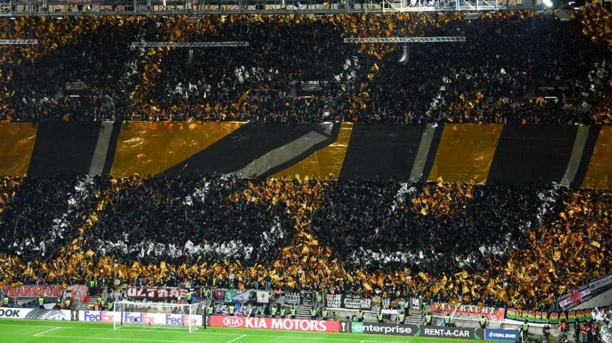 Eintracht Francoforte, a Düsseldorf sciopero del tifo: "Abolite le gare del lunedì"