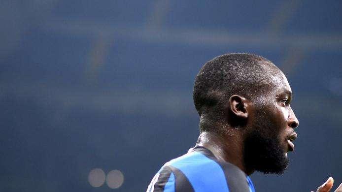 Prima del match l'abbraccio di Lukaku al preparatore atletico Innaurato