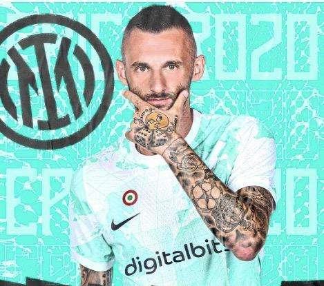 L'Inter presenta il nuovo kit da trasferta, Brozovic approva: "Croc sembra epico in questa maglia away" 