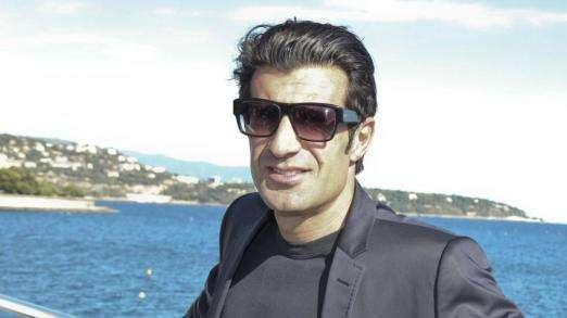 L'abbraccio dell'Inter per il neo 41enne Luis Figo
