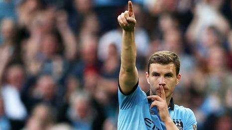Vidic salta il derby di Manchester. Dzeko dal 1° minuto