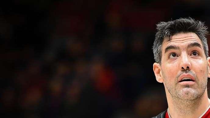 Luis Scola passa da Milano a Varese. Ad anticipare la sua decisione, un vocale di... Zanetti