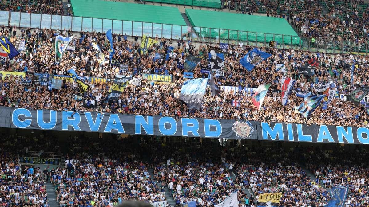 Niente coreografia, Curva Nord con oltre 6mila bandierine: "Marea neroblu per distruggere il diavolo"