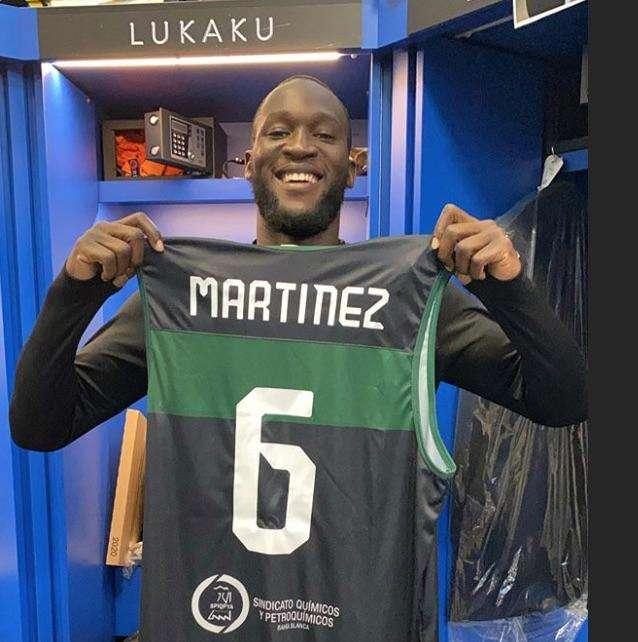 Lukaku posa con la maglia del fratello di Lautaro: "La familia siempre"