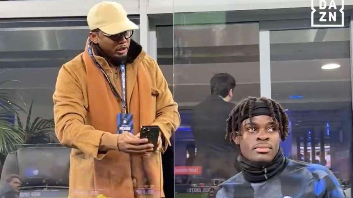 Eto'o saluta Lukaku e Anguissa. E Bisseck coglie l'attimo: foto ricordo col Re Leone