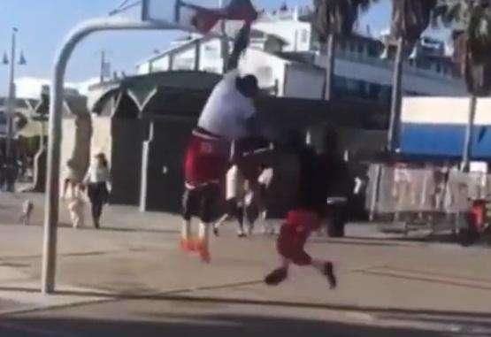 VIDEO - Lukaku, passione basket: palleggio incrociato e schiacciata in vacanza