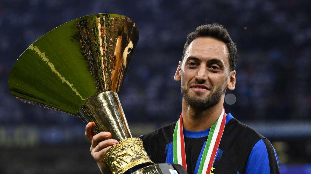 La Curva Nord esulta per Calhanoglu: "Altri hanno guardato il Dio denaro, tu l'amore della tua gente"