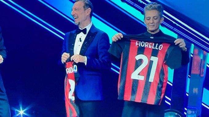 Da Ibrahimovic, maglia rossonera ad Amadeus e Fiorello: "Questo derby l'ho vinto io"