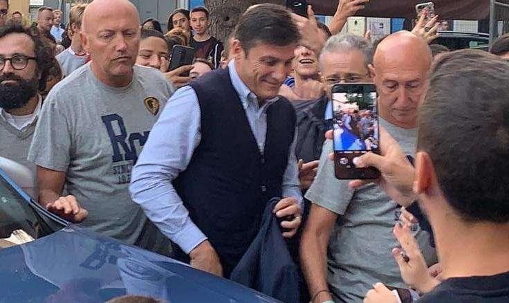 VIDEO - Bagno di folla per Zanetti all'arrivo al Milano Calcio City