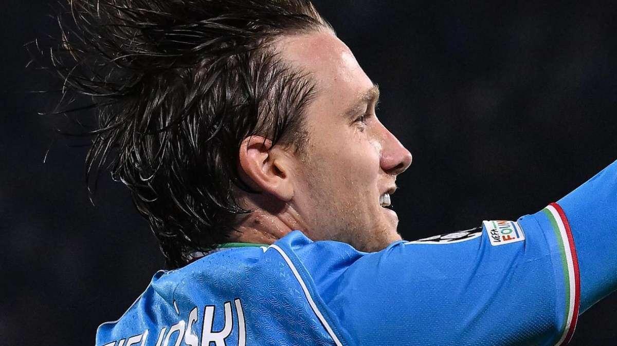 Napoli, striscione di commiato per Zielinski fuori dal Maradona: "Da ragazzo a campione"