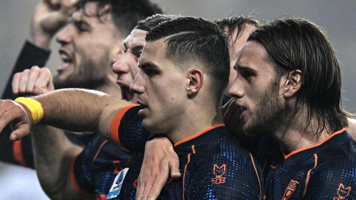 Il Lecce torna a vincere e lo fa nello scontro diretto di Parma: 3-1 in rimonta, ducali terzultimi 
