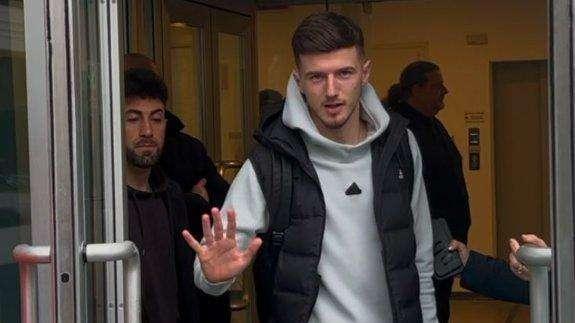 VIDEO - Primi sorrisi e selfie nerazzurri per Petar Sucic: il croato saluta i tifosi presenti davanti al CONI