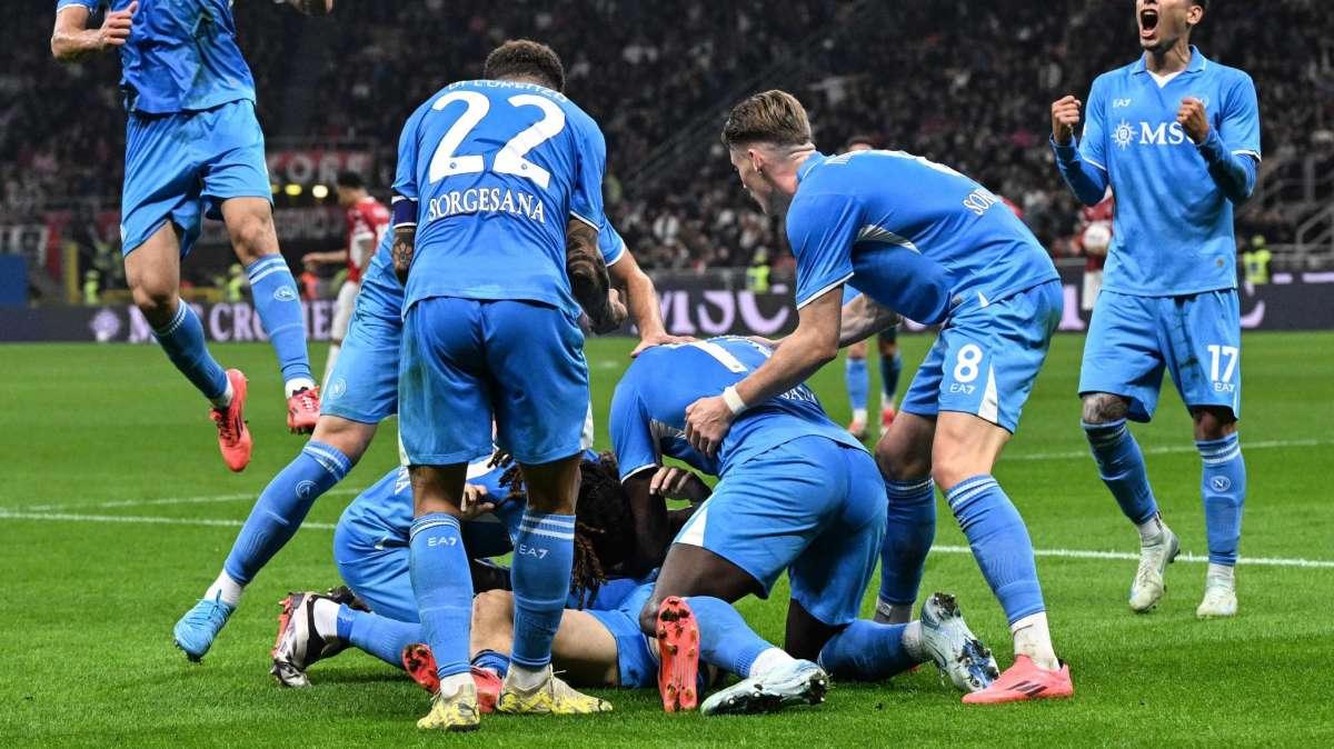 Lukaku torna ad esultare a San Siro. Martedì nero per il Milan: il Napoli vince 2-0 e vola a +7 dall'Inter