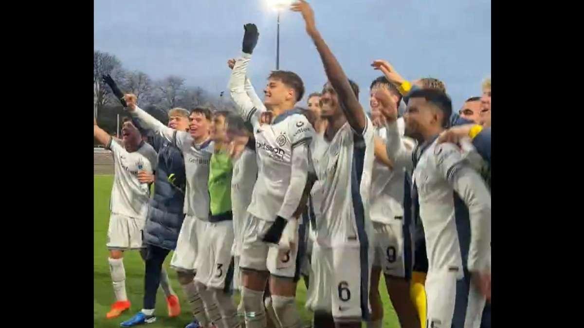 VIDEO - Grande festa per l'Inter dopo la sesta vittoria in Youth League. E parte il coro: "Per la gente che..."