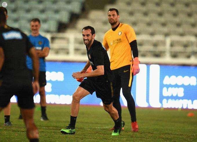 Godin, testa a Inter-Psg: "Buon allenamento a Macao!"