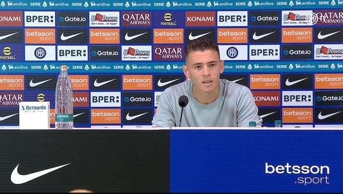 Asllani in conferenza: "Contento di avere un maestro come Calhanoglu. Risposta alla Juve? Abbiamo ancora fame"