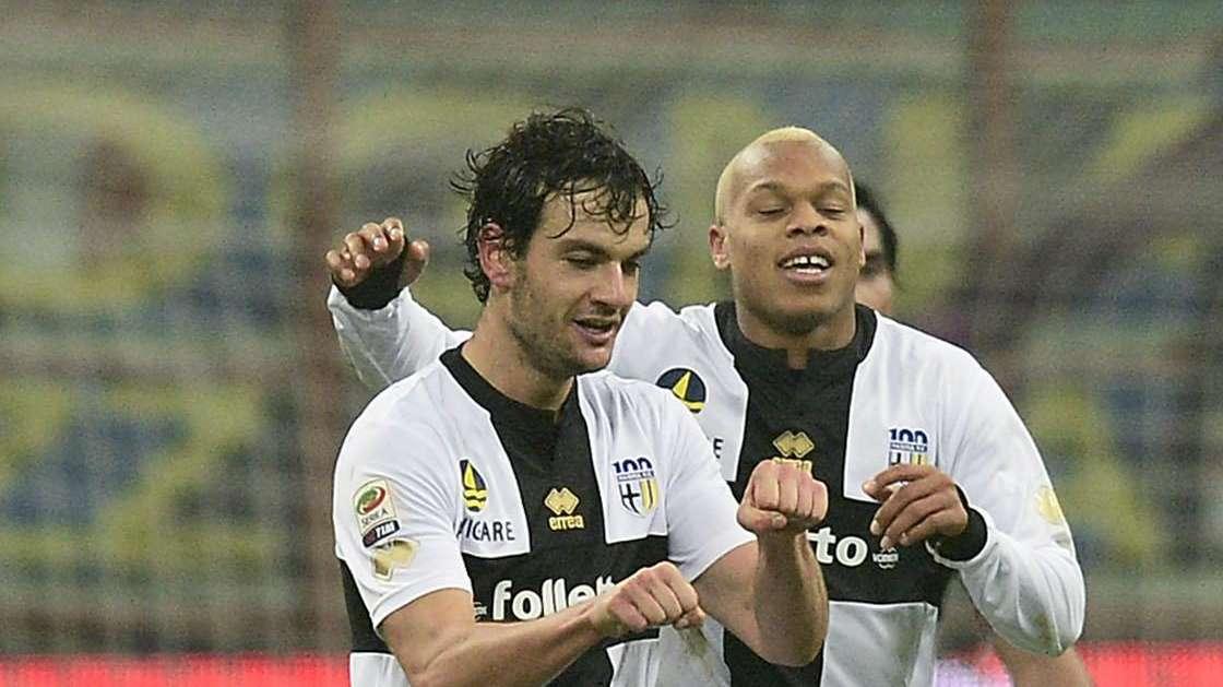 Il Napoli non ferma il Parma: c'è l'aggancio all'Inter