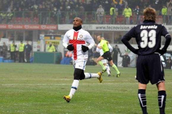 Samuel Eto'o festeggia il gol