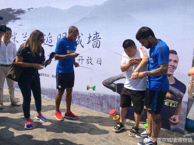 FOTO - Gabigol e Biabiany al Ming City Wall di Nanchino 