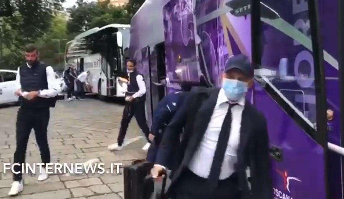 VIDEO - Verso l'Inter, Fiorentina arrivata al Westin Palace di Milano: le immagini