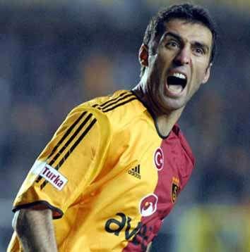 Hakan Sukur vince il Golden Foot Legend Award