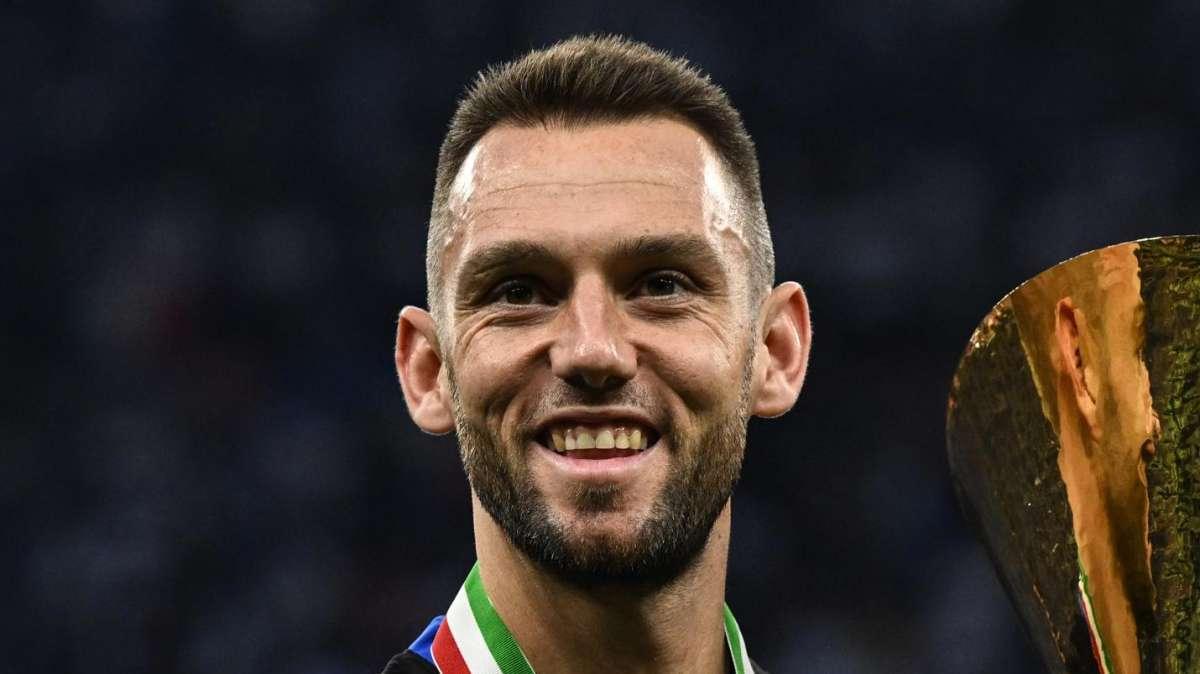 Calciomercato.com - Sirene arabe per Stefan De Vrij: l'ex milanista Stefano Pioli lo vuole all'Al-Ittihad