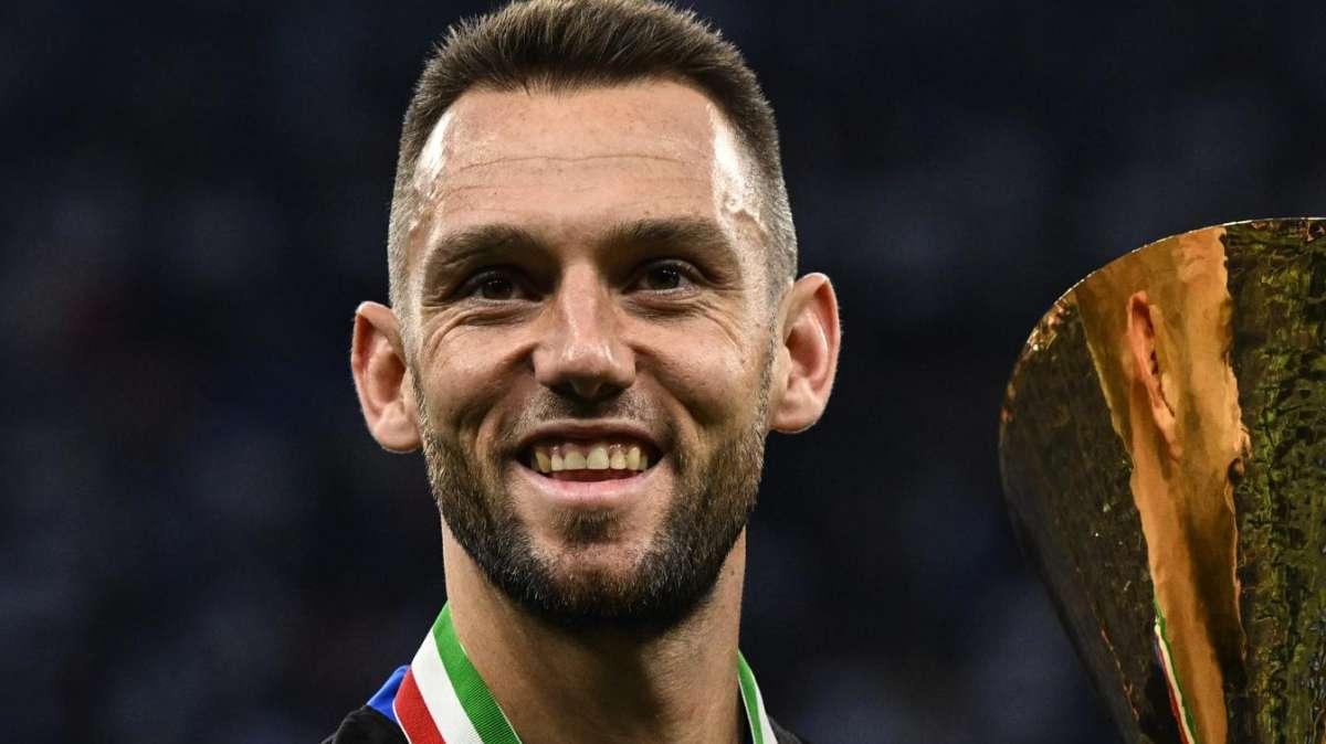 Van der Vaart sicuro: "De Ligt è il futuro dell'Olanda, ma ora la scelta migliore è De Vrij" 