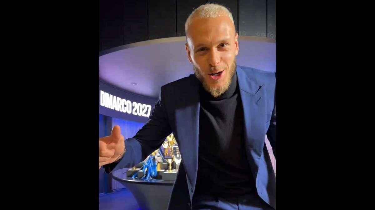 VIDEO - L'Inter celebra il rinnovo di Dimarco che si improvvisa cantante: "Ho rinnovato davvero!"