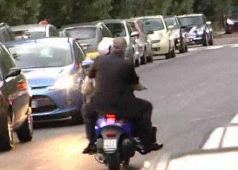 De Laurentiis se ne va imbufalito in motorino durante il sorteggio