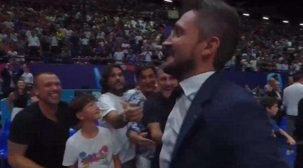 L'Italia del basket supera la Croazia: Pozzecco impazzisce di gioia con tutta la BoboTV