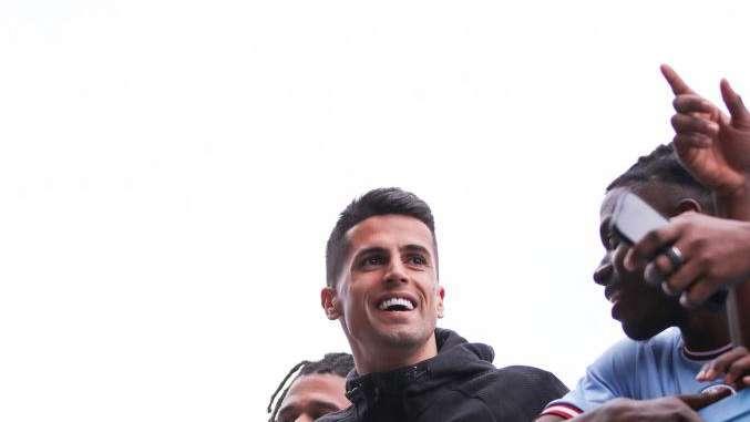 Cancelo eroe: l'ex Inter salva piccolo tifoso autistico del City nella ressa dell'Etihad