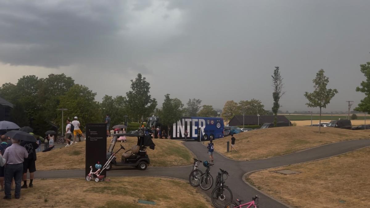 VIDEO - Inter in ritiro in Germania, l'arrivo di giocatori e staff in hotel: l'accoglienza dei tifosi