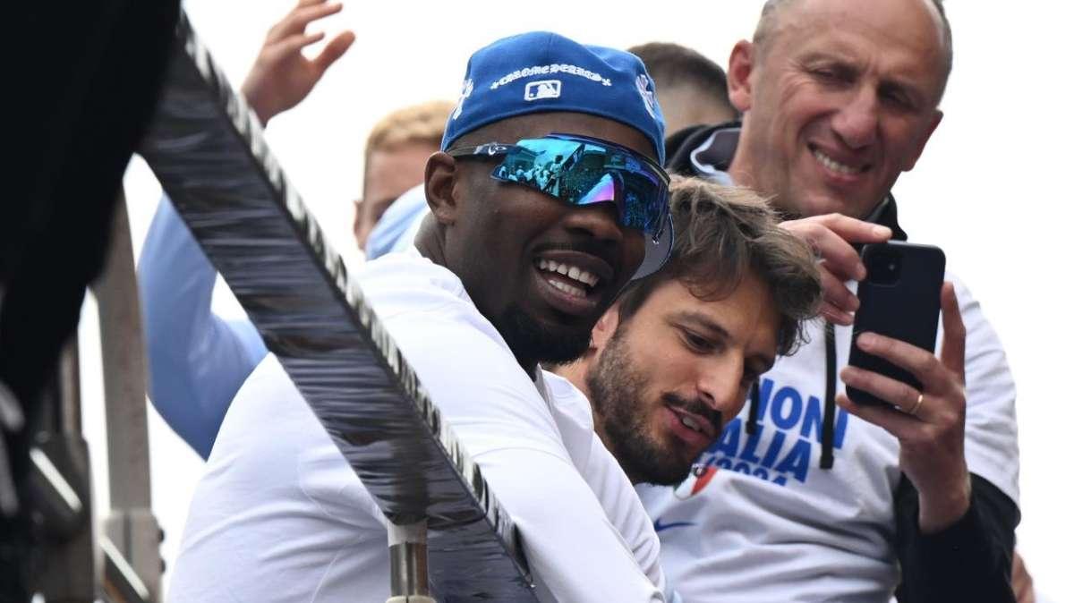 Gudmundsson commenta il look di Thuram: "Durante la festa scudetto era in gran forma"